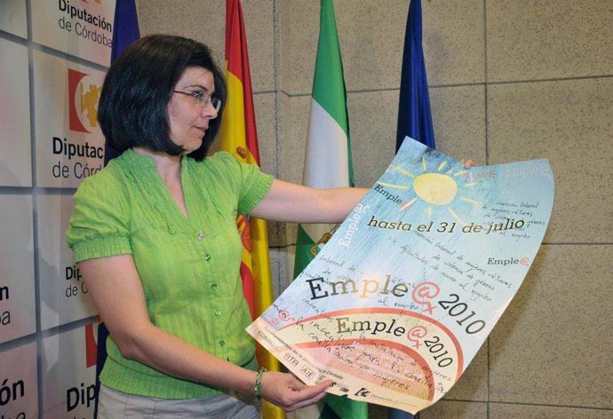 Fernández muestra el cartel de Emple@