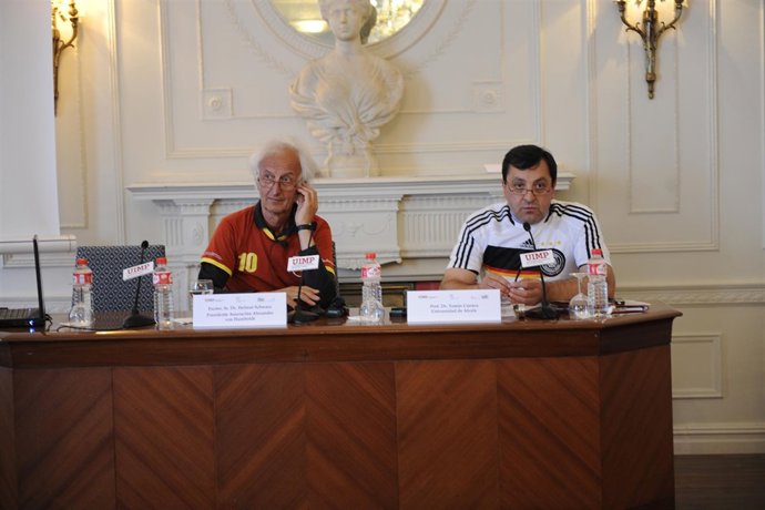 Los ponentes con las camisetas intercambiadas