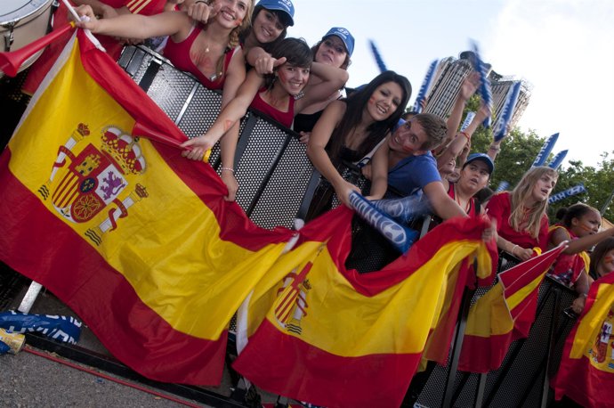 Aficionados en la explanada del Bernabeu