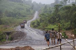 Indígenas penan de la parte malasia de Borneo bloquean una carretera para evitar