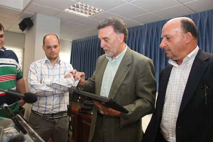 Alejo introduce un DNI electrónico en un teclado adaptado