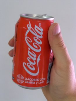 Lata de Coca Cola con el logotipo promocional