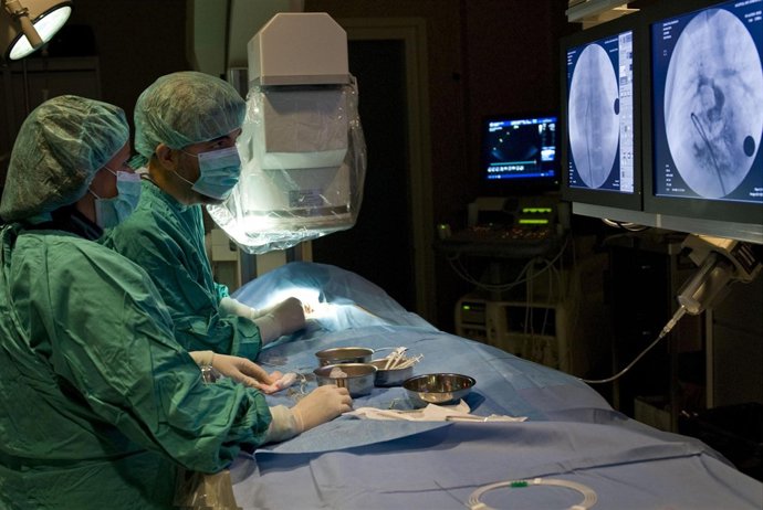 Profesionales médicos realizan un cateterismo