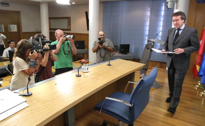 El portavoz antes de la rueda de prensa