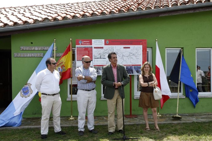 El consejero y resto de autoridades durante la inauguración. 