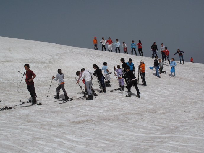 Comienzo de los cursos de iniciación al esquí en Sierra Nevada en verano
