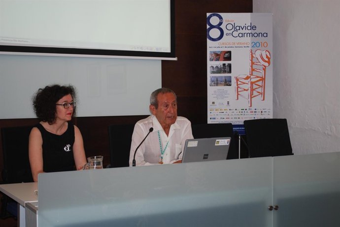 El diseñador Elio Berhanyer, durante su intervención en los cursos de Carmona