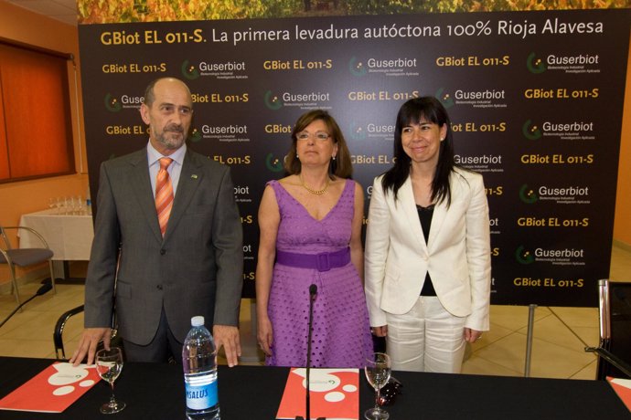 José Luis Gutiérrez, Presidente de Guserbiot;  Arantza Zenarruzabeitia, diputada