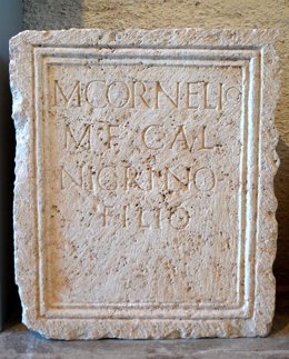 Lápida recuperada por el Ayuntamiento de Llíria.