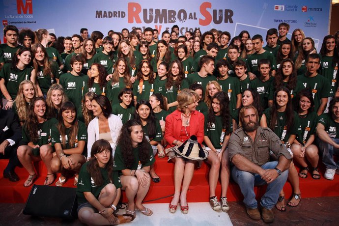 Esperanza Aguirre, rodeada de los jóvenes expedicionarios de 'Madrid Rumbo al Su
