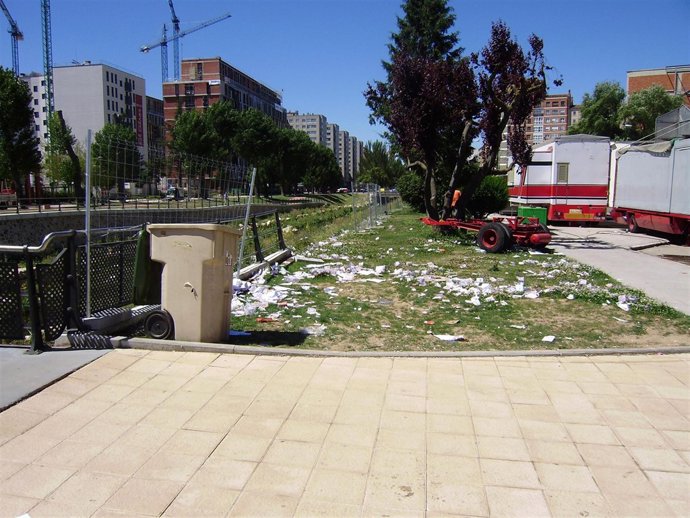Zona del río afectada por las casetas de feria