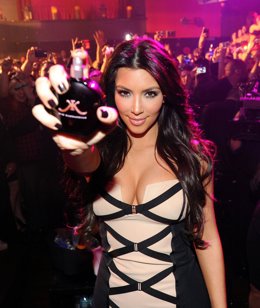 Kim Kardashian presentando su fragancia