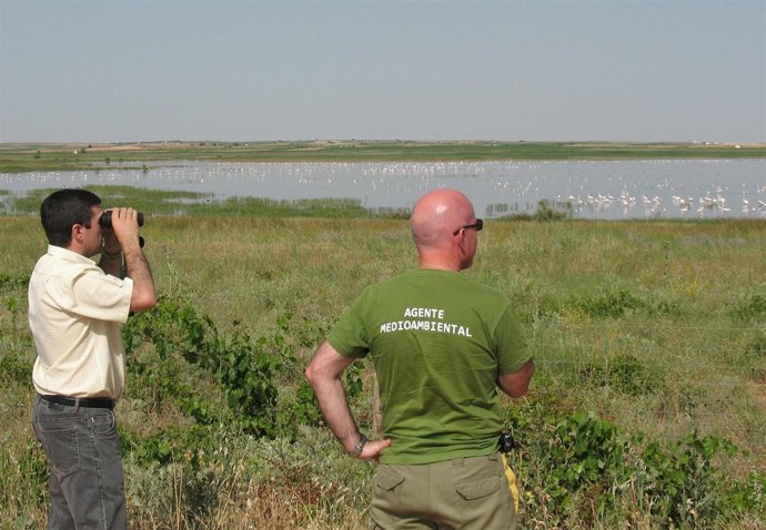 El delegado (i) durante su visita a la laguna de Manjavacas