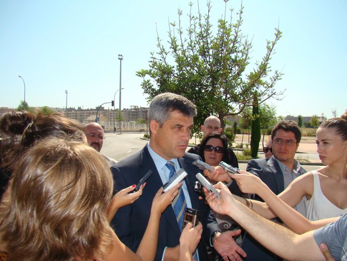 El portavoz socialista en su visita al Ensanche de Vallecas