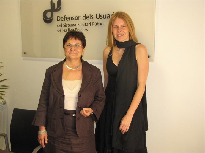La nueva Defensora del Usuario (izda.), Pilar Sánchez.