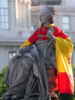 Cibeles adornada con la bandera y la bufanda de España