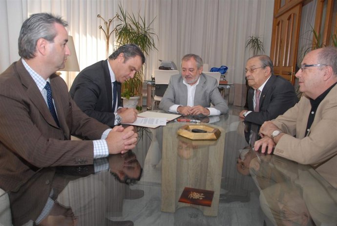 Gallego firma ante Ocaña la adhesión