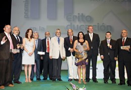 El presidente de la Junta acompañado por los premiados 