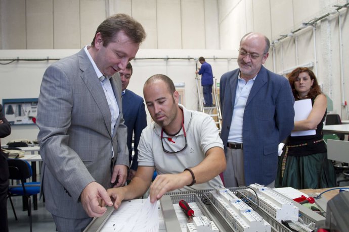 El consejero de Empleo, Manuel Recio, al centro de formación y especialización i