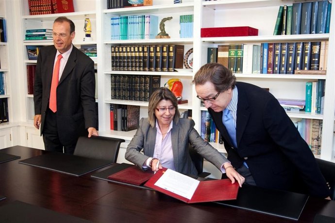 La conselleira do Mar y los directores xerais de Caixa Galicia, Jose Luis Méndez