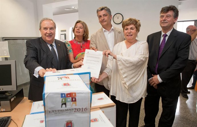 El alcalde de Las Palmas de Gran Canaria, Jerónimo Saavedra, con representantes 