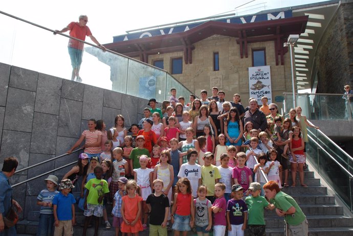 Niños ucranianos visitan el Aquarium donostiarra.