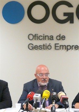 El conseller Josep Huguet en la nueva oficina OGE en Barcelona