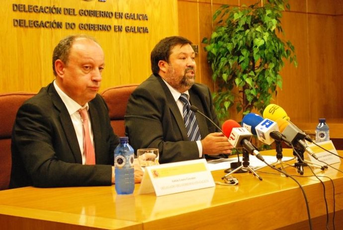 Francisco Caamaño, ministro de Justicia, y Antón Louro, delegado del Gobierno en