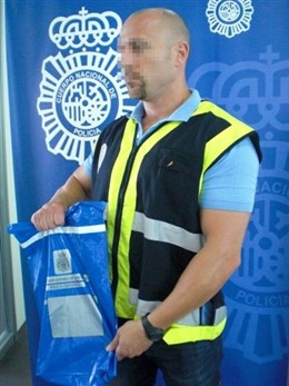 Un agente con algunos de los efectos intervenidos en la operación