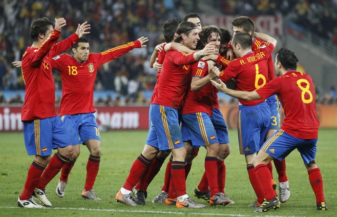 La roja, abrazada tras ganar a Alemania