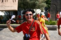 Los valencianos viven la pasión por La Roja con pantallas gigantes, panes y paellas inspiradas en la selección