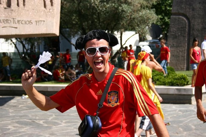 Una aficionada con los colores de La Roja