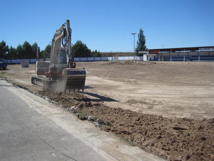 Trabajos en el campo de fútbol de Alagón
