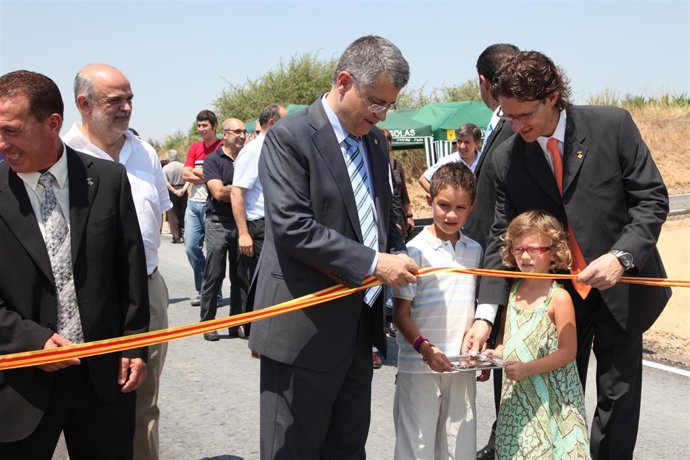 Llena inaugura los nuevos caminos rurales