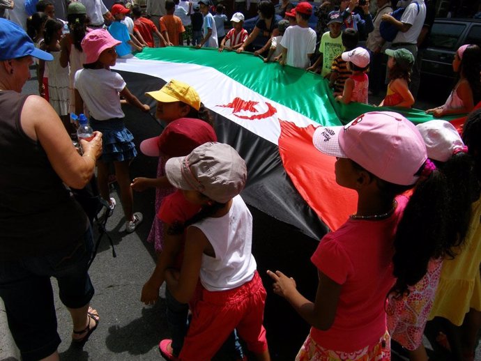 Niños saharauis en una marcha para pedir la autodeterminación