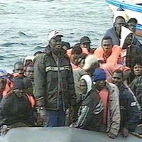 Interceptada una patera con 34 varones y dos mujeres, una embarazada, en la costa de Adra (Almería)