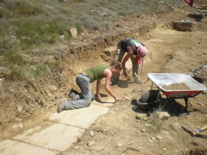 Alumnos excavan en Los Bañales