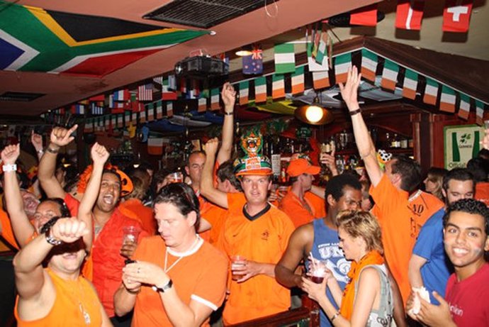 Holandeses en Madrid celebrando la victoria contra Brasil
