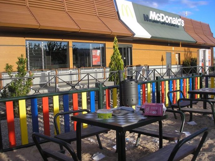 McDonalds junto a parque infantil público