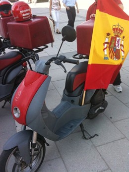 Motos de Telepizza con la bandera de España