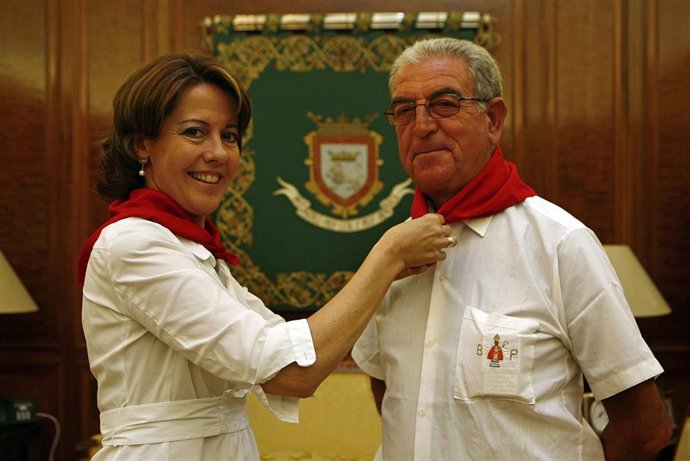 Yolanda Barcina impone el pañuelo al 'alcalde de sol', Damián Sánchez.