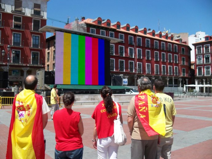 Seguidores de la 'roja' observan el montaje de la pantalla gigante en Valladolid