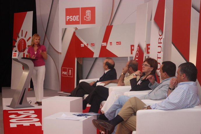 Pajín:"Paragobernarunpaíshayquemerecerlo,Hayquesudarlacamisetayrajoynohasalidode