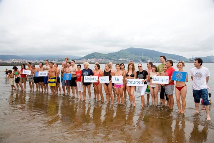 Campaña Mojate por la esclerosis múltiple