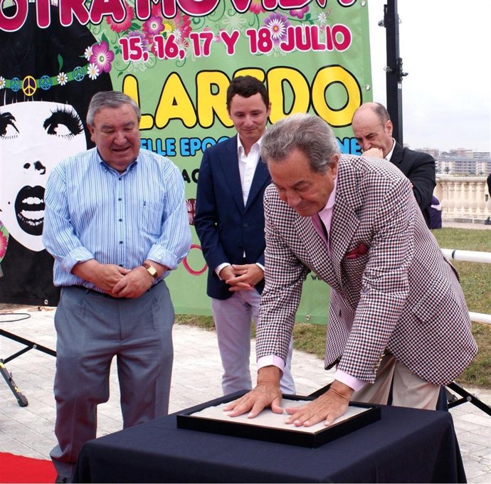 Arturo Fernández, primera 'estrella' del Paseo de las Artes de Laredo