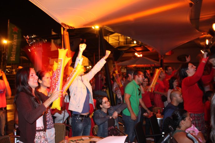 Aficionados canarios celebrando el gol de Andrés Iniesta en la final del Mundial