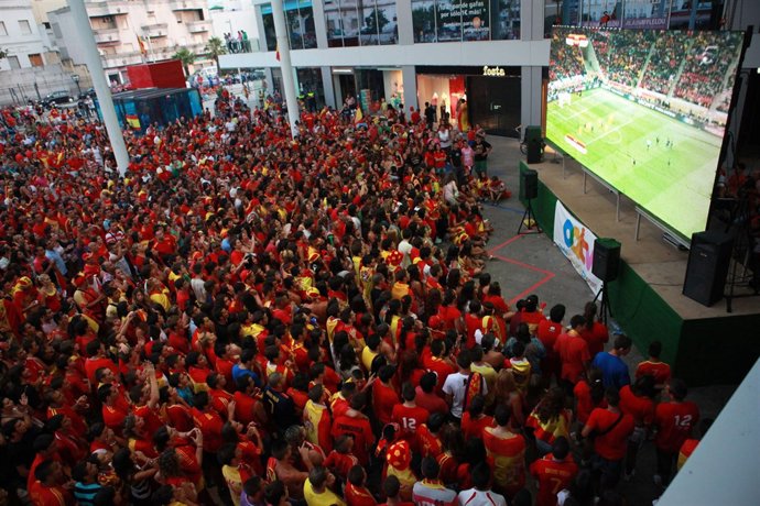 Los algecireños disfrutaron de la victoria de España.