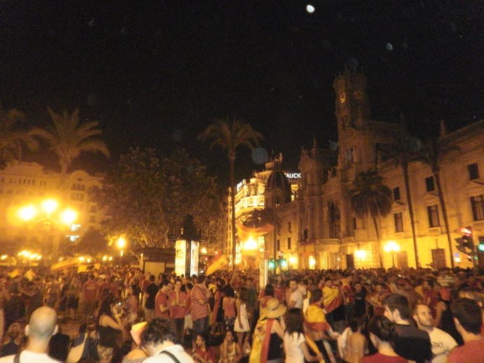 Miles de valencianos celebran la victoria de España