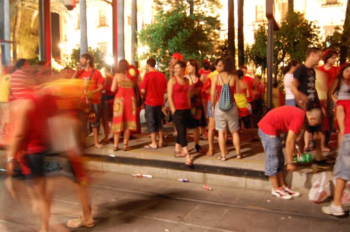 La Puerta de Jerez y sus aledaños, llenas de vida durante la madrugada para cele