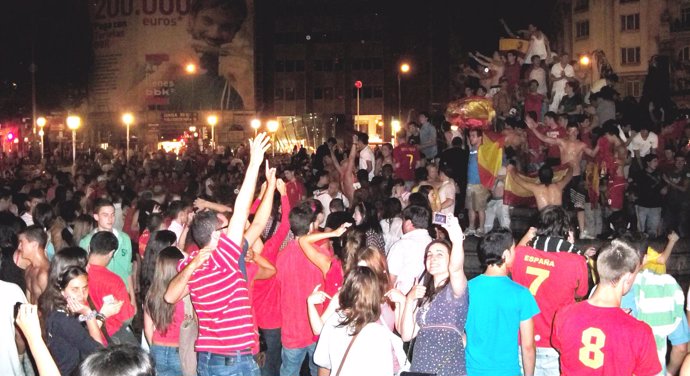 Celebración del triunfo de la selección española en la Plaza Moyúa.